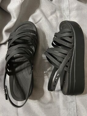 CROCS Black Womens Platform Strappy Sandals. Size 8